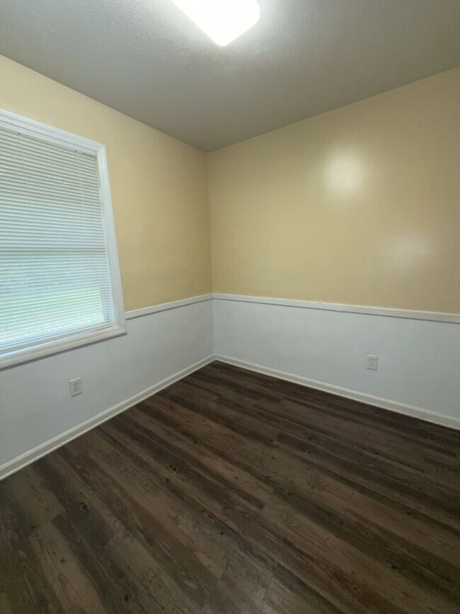 Building Photo - 2216 Welch Dr