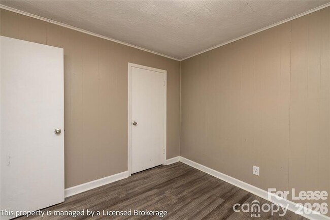 Building Photo - 213 Roslyn Rd