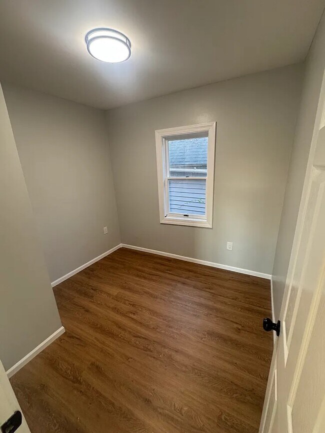 Building Photo - 27 Evans St