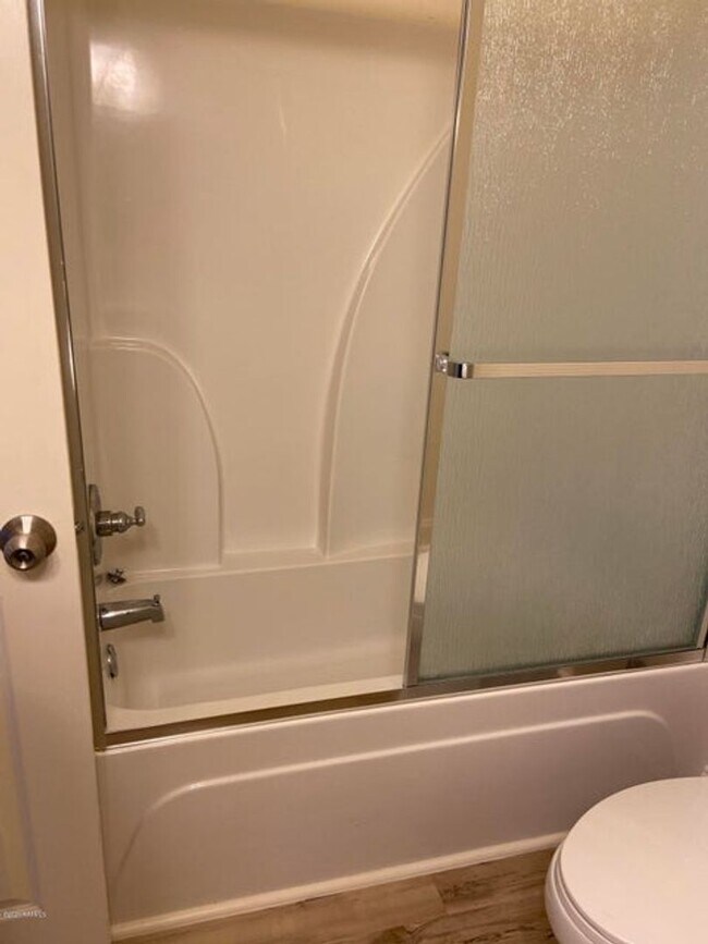 Building Photo - 108 Appleoak Ave