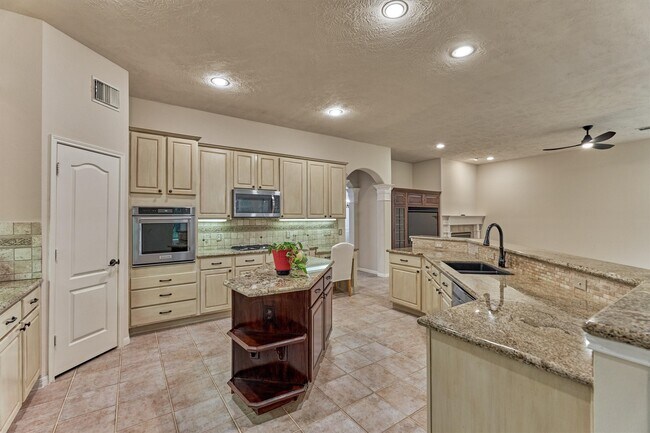 Building Photo - 6615 Haughton Dr