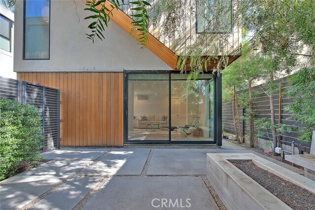 Building Photo - 1825 N Kenmore Ave