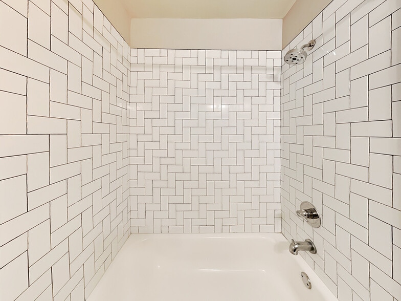 Building Photo - 880 N Highland Ave NE