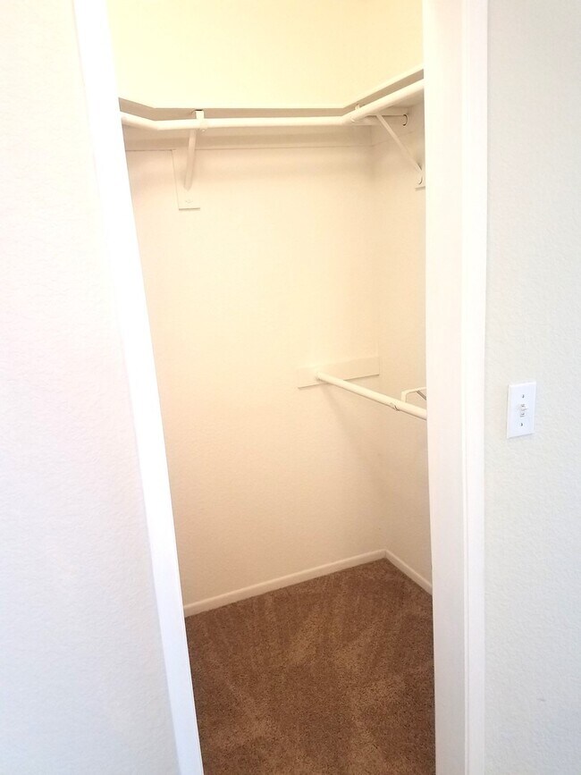 Building Photo - Charming 2 bed 2 bath in west side of Heme...