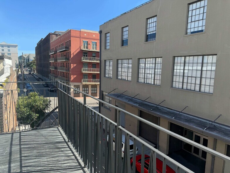 Building Photo - 1050 Annunciation St