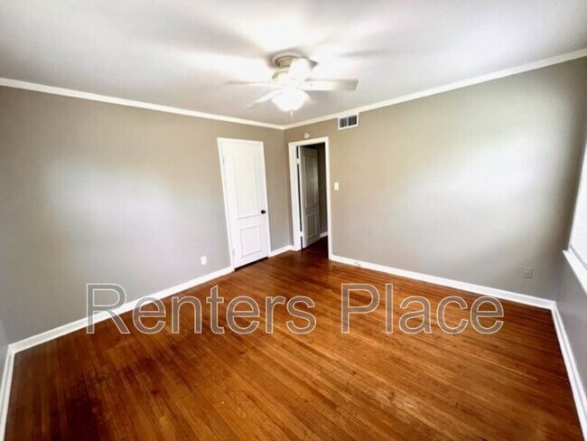 Building Photo - 3315 S Lewis Ave