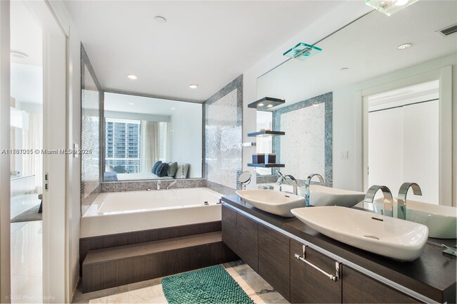Building Photo - 200 Biscayne Blvd Way