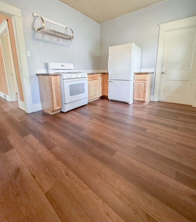 Building Photo - 2 BED/ 2 BATH SINGLE FAMILY HOME