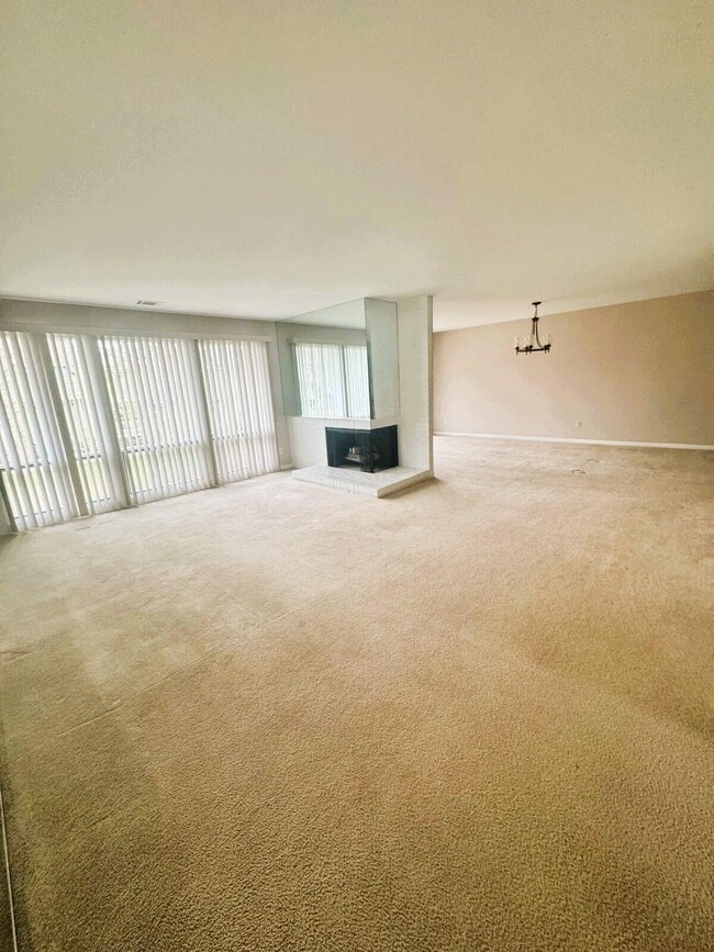 Building Photo - 6979 Pebble Creek Woods Dr