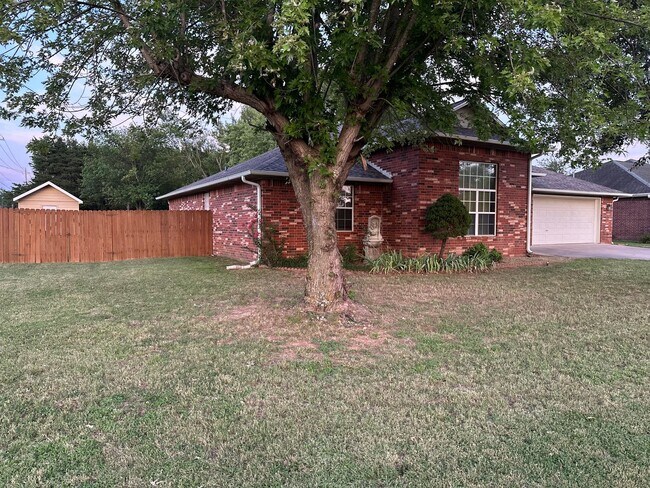Building Photo - Available August 1st! 3-Bedroom, 2-Bathroom Home in East Rogers