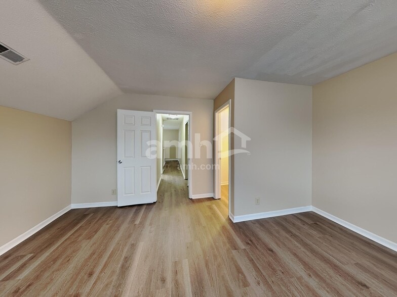 Building Photo - 1131 Clark Dr