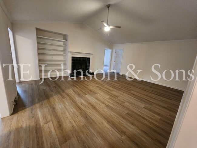 Building Photo - Charming 3-Bedroom Home with Rocking Chair...