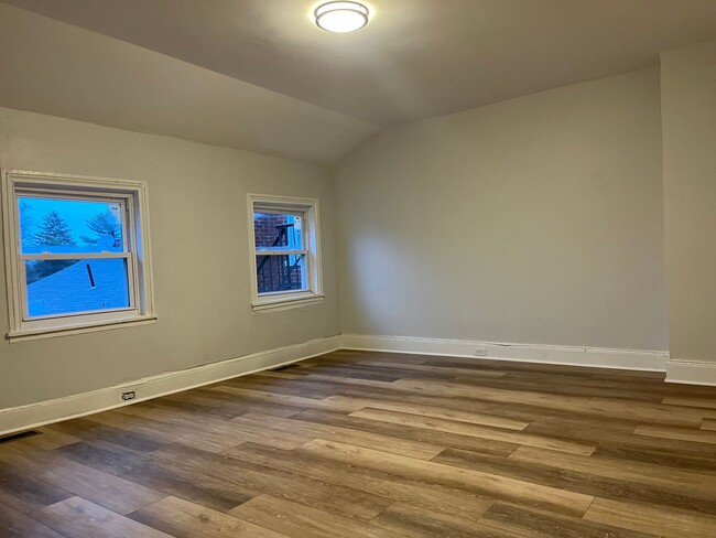 Building Photo - Newly remodeled 2br w off st parking laundry