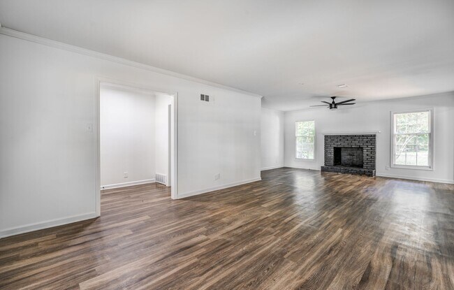 Building Photo - 4036 N Lake Forest Dr