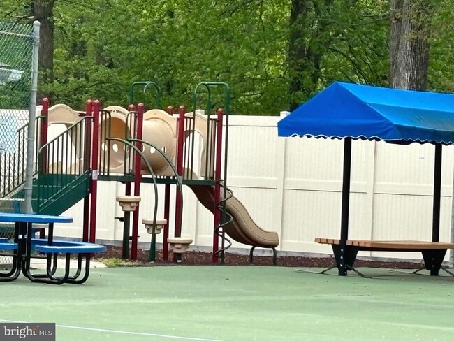 Building Photo - 14 Cheverny Ct