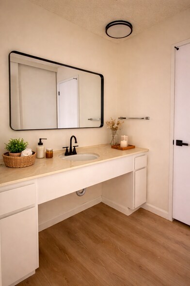 Building Photo - 796 Woodside Ln E