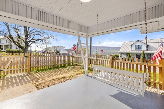 Building Photo - 389 Thompson St