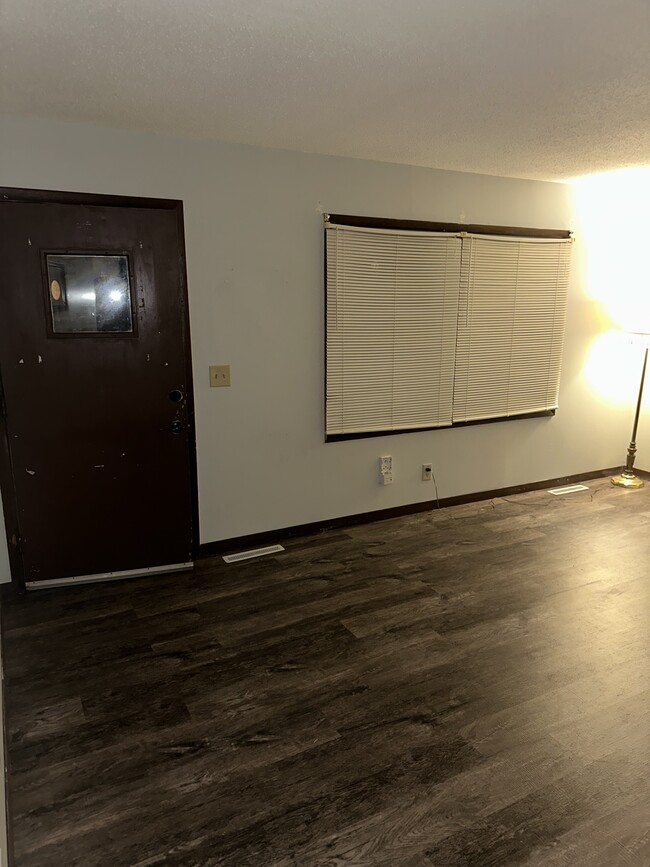 Building Photo - 1765 Valley Dr