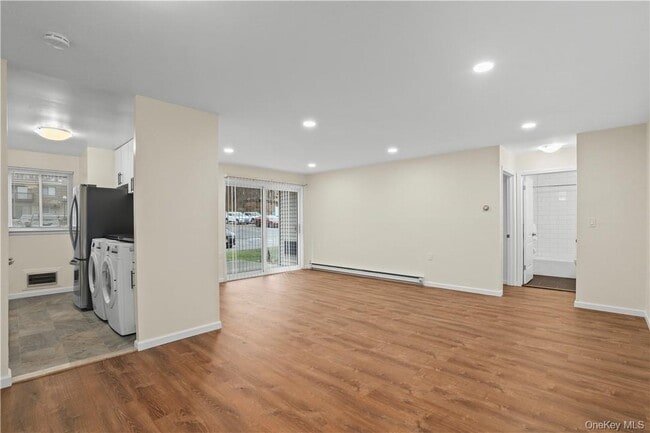 Building Photo - 305 Vista on the Lake