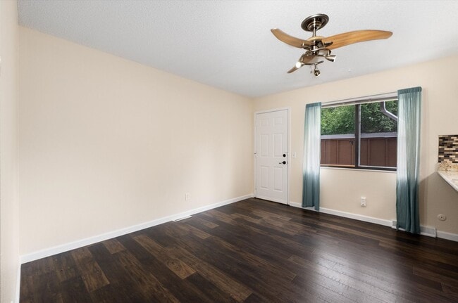Building Photo - 2 bedroom 3 bath Updated townhome in Lakewood!