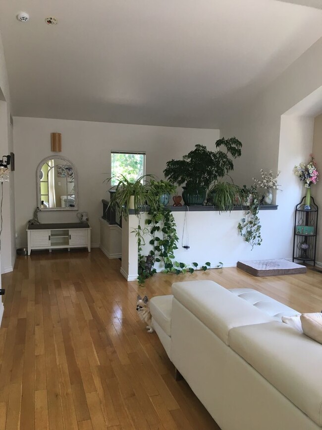 Building Photo - Adorable 2 bed/2 bath home in Southwest Lo...