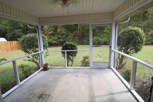 Building Photo - 2105 Hobbit Way