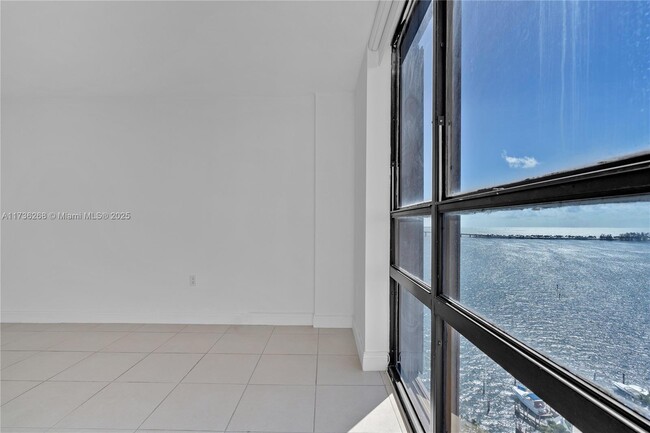 Building Photo - 1450 Brickell Bay Dr