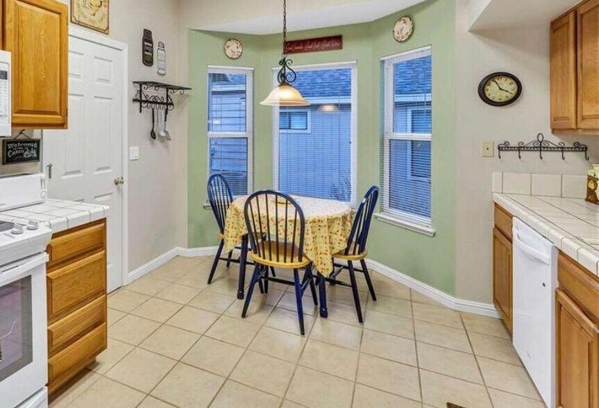 Kitchen Nook - 82 Sequoia Cir