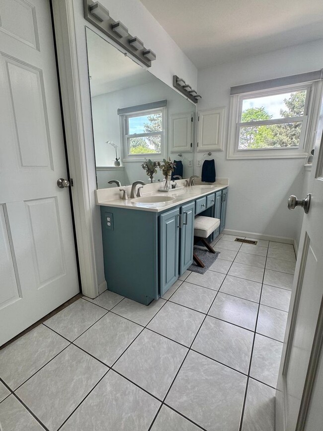 Building Photo - Beautiful Fort Collins Home with Golf Cour...