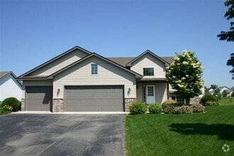 Building Photo - 9130 Oak Ridge Dr