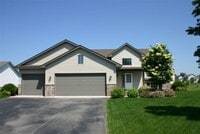 Building Photo - 9130 Oak Ridge Dr