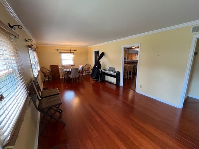 Building Photo - 2 bed 2 bath Single Family Home in Bexley w/ Bonus Rooms