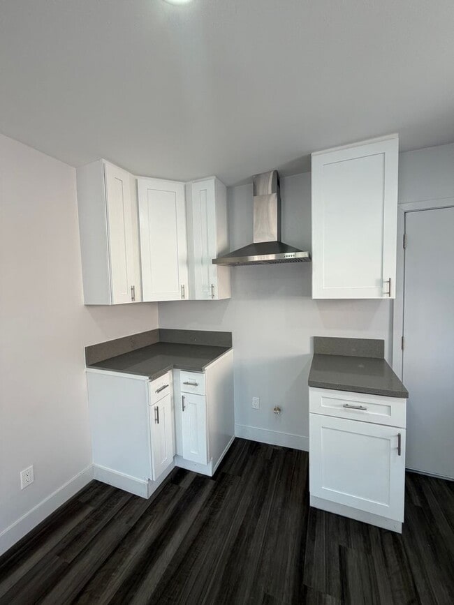 Building Photo - 601 W 94th St