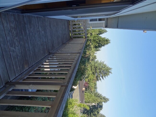 Building Photo - 402 Lind Ave NW