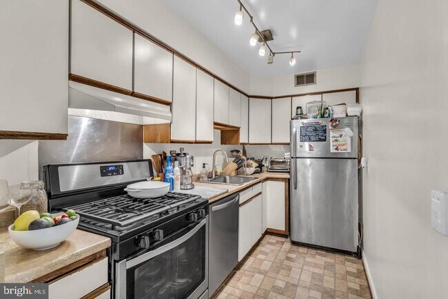 Building Photo - 3040 Pineview Ct NE
