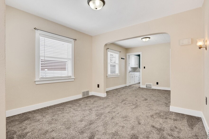 Building Photo - 304 Losey Blvd S