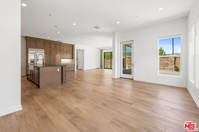 Building Photo - 20705 Butternut Cir