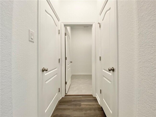 Building Photo - 716 Landing Ln