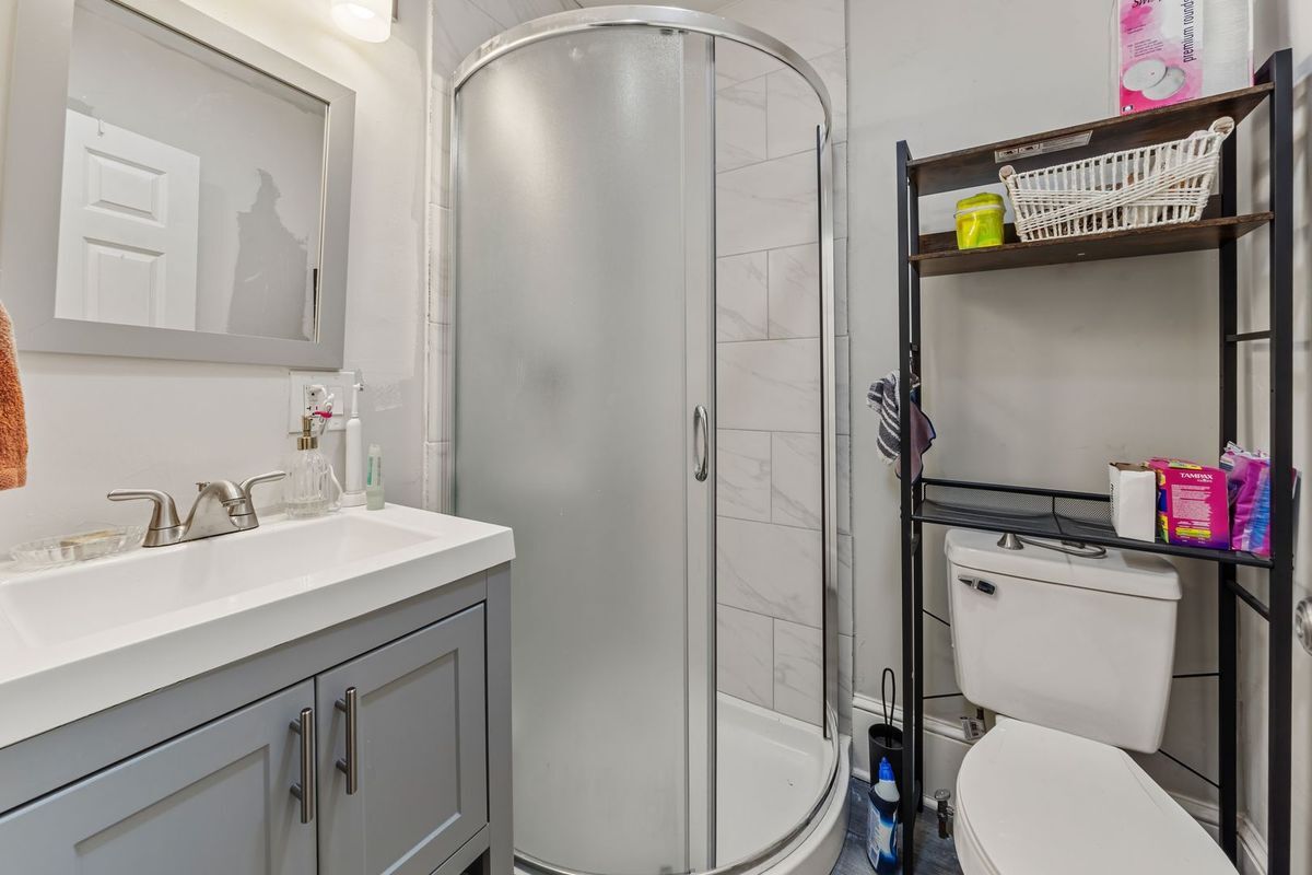 Building Photo - 1345 N Maplewood Ave