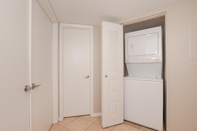 Building Photo - 1540 SE Royal Green Cir