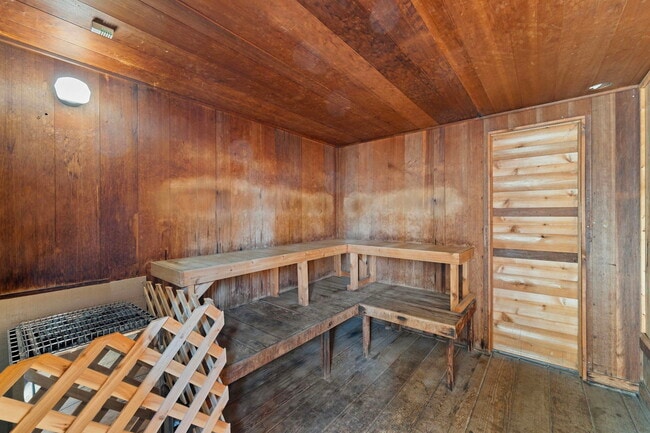 Building Photo - 1221 N Dearborn Pkwy