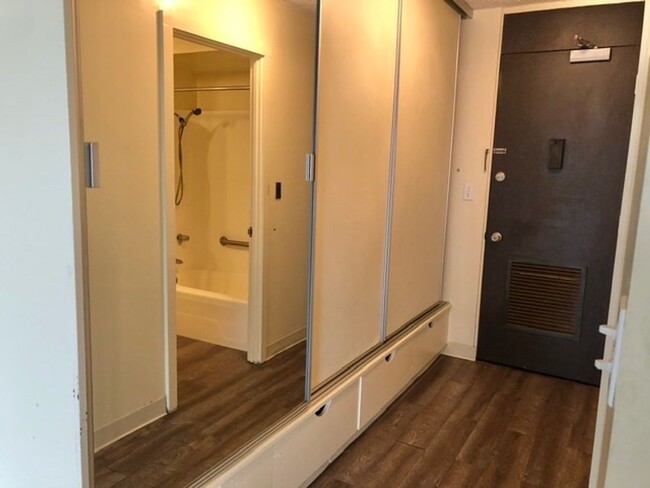 Building Photo - PACIFIC GRAND studio with vinyl wood plank...