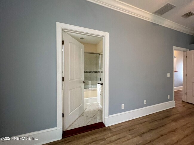 Building Photo - 136 E 6th St