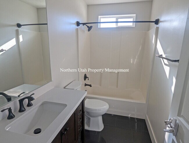 Building Photo - 6 Bed 3 Bath Home with Everything!