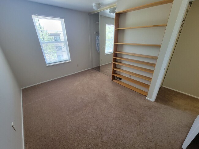 Building Photo - 2 Bedroom, 1 Bathroom Condo located in Max...
