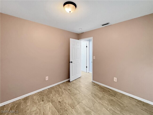 Building Photo - 2210 Parkview Dr