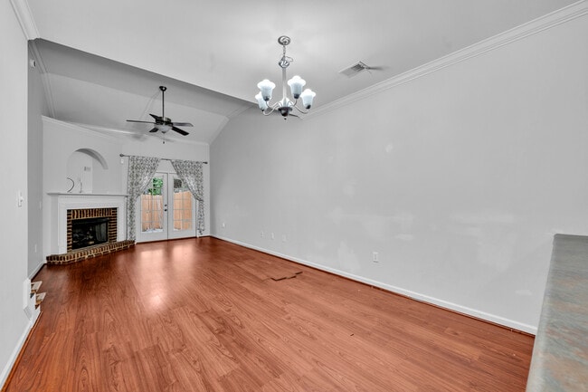 Building Photo - 1017 Ashwood Dr