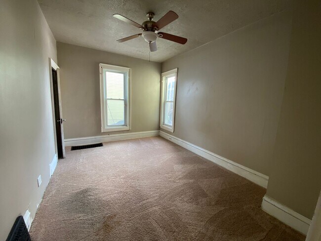 Building Photo - 421 Allyn St