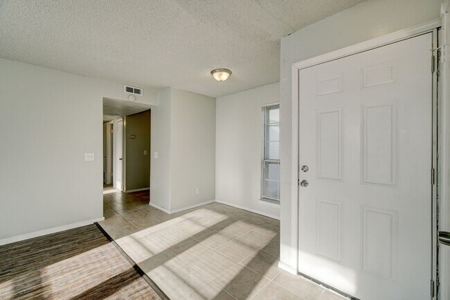 Building Photo - 3 bed 1 bath in Moore!