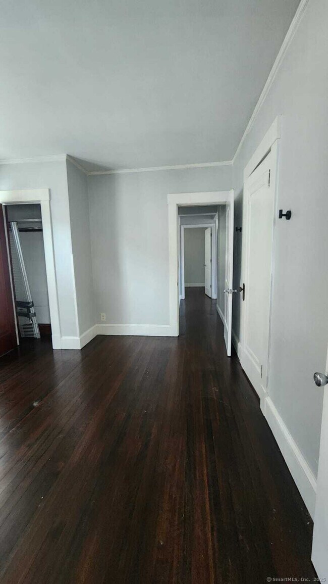 Building Photo - 305 Wakelee Ave